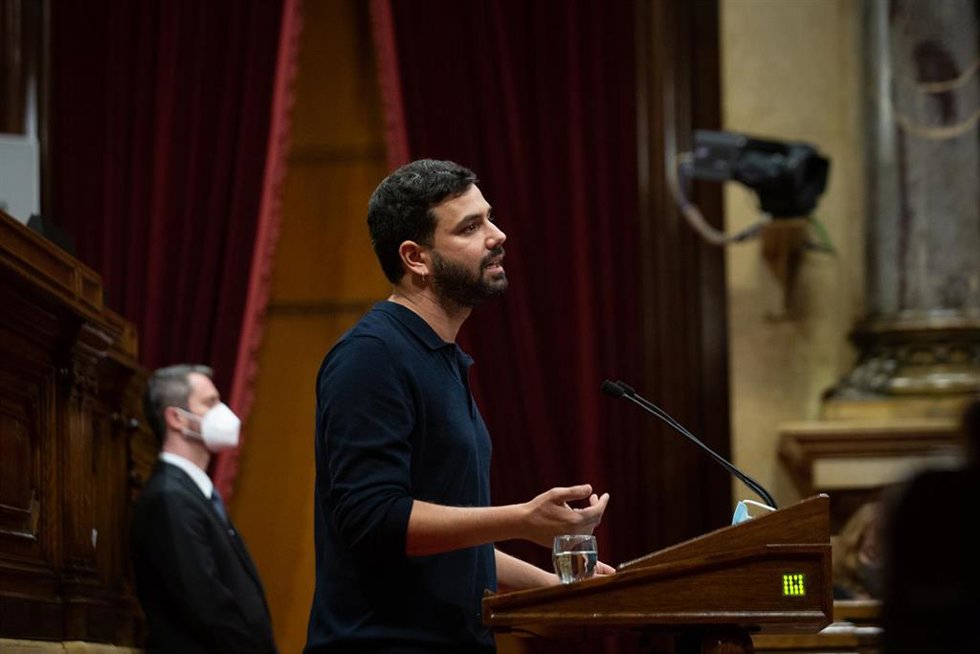 Imagen de archivo - Ruben Wagensberg (ERC) interviene durante una sesión plenaria en el Parlament de Cataluña, a 19 de octubre de 2021, en Barcelona, Cataluña (España).