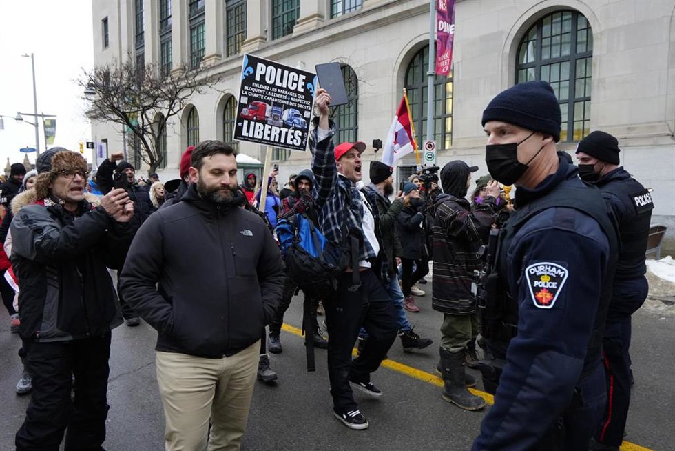 Un grupo de protestantes en las calles de Ottawa