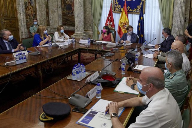 Archivo - El alcalde de Madrid, José Luis Martínez-Almeida, y la delegada del Gobierno en la Comunidad de Madrid, en la Junta Local de Seguridad de la ciudad de Madrid el pasado mes de junio