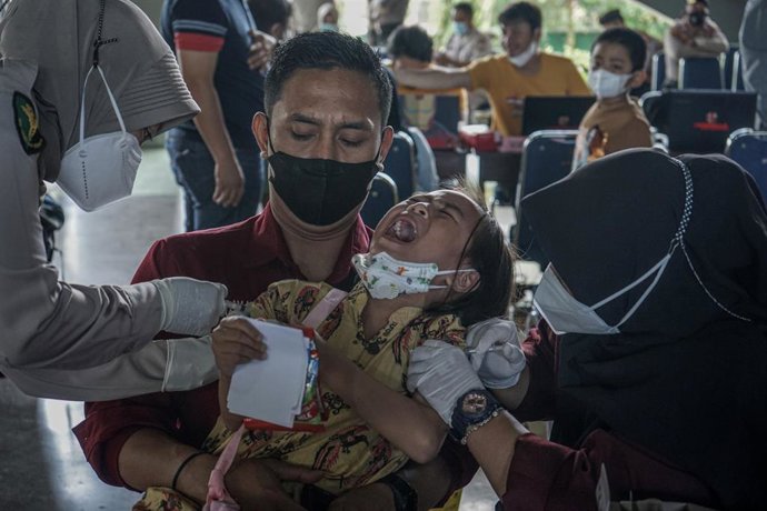 FILED - 08 February 2022, Indonesia, Makassar: A child cries while receiving an anti-coronavirus vaccine at the Athira Elementary School building. Photo: Herwin Bahar/ZUMA Press Wire/dpa