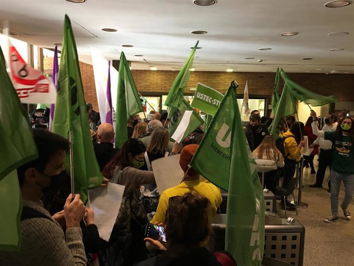 Sindicatos educativos irrumpen en el vestíbulo de la Conselleria de Educación contra el avance del calendario escolar, a 17 de febrero de 2022.