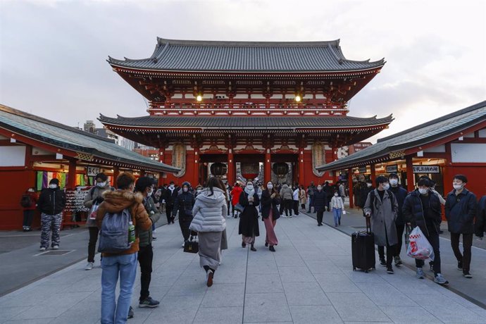 Archivo - 31 December 2021, Japan, Tokyo: People visit the Sensoji Temple in Asakusa 