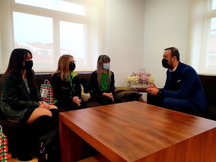 El alcalde de Torrelavega, Javier López Estrada, con las trabajadoras de Limpiezas Besaya