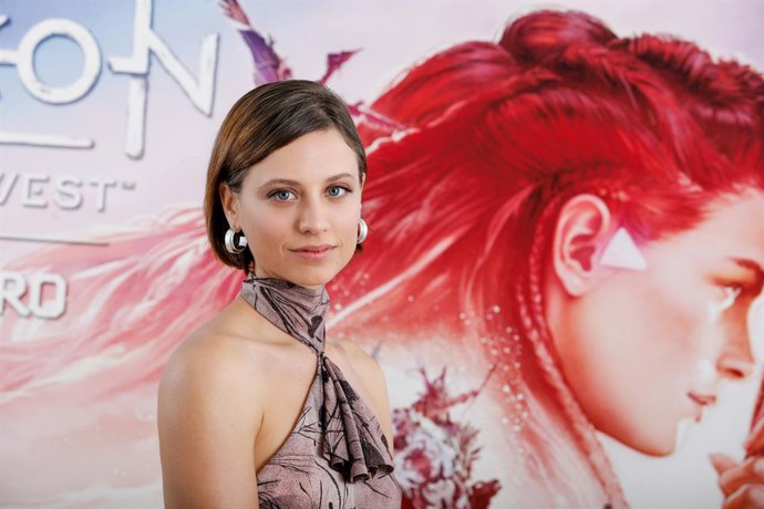 La actriz Michelle Jenner, en la presentación del videojuego Horizon Forbidden West, a cuya protagonista pone voz en su versión española.