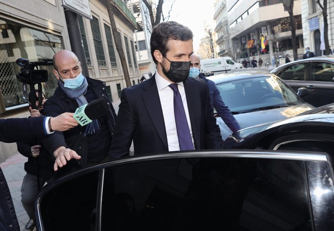 El líder del PP, Pablo Casado (d), a 18 de febrer de 2022.