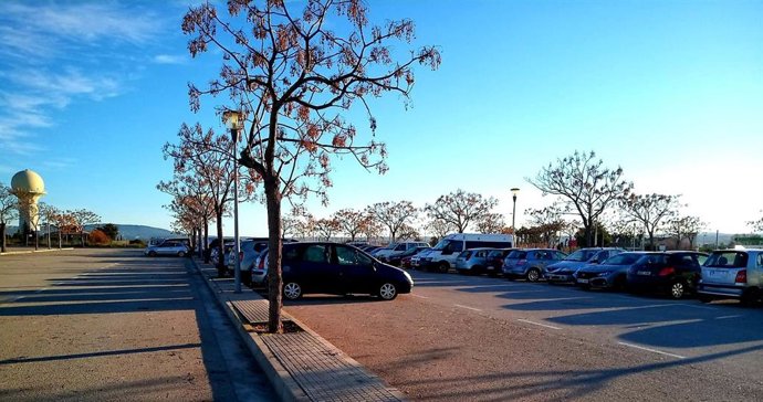 Archivo - Coches en el aparcamiento de Son Oms