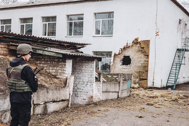 Un policía controla el área de la guardería atacada el jueves en Lugansk, Ucrania