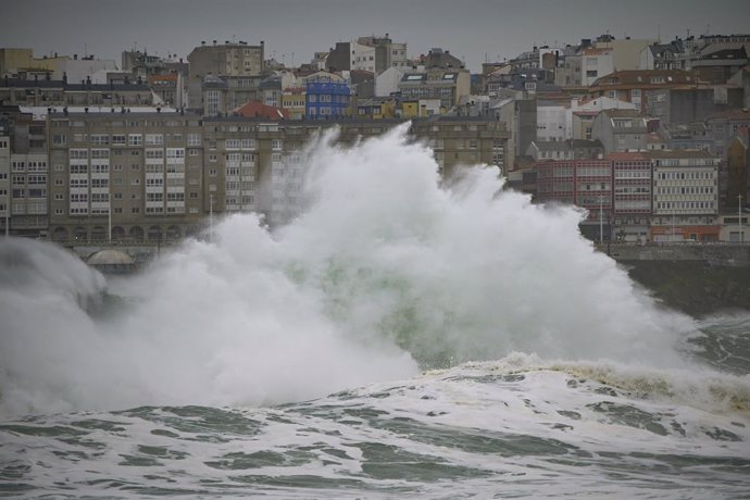 Archivo - Fuertes vientos y  oleaje en A Coruña, a 8 de enero de 2022, en A Coruña, Galicia, (España). La Agencia Estatal de Meteorología activó un aviso naranja que ha ampliado hasta el 10 de enero en todo el litoral  gallego por viento y olas que podr
