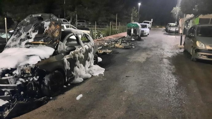 Incendio en un contenedor afecta a un vehículo
