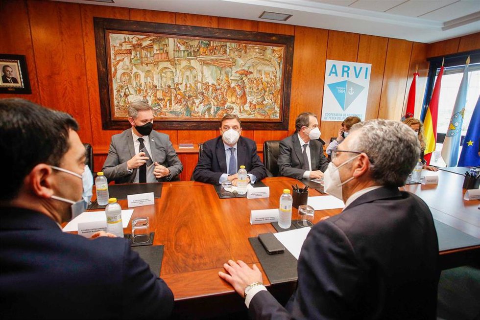 El ministro de Agricultura, Pesca y Alimentación, Luis Planas (c), durante la reunión con el consejo rector de la Cooperativa de Armadores de Pesca del Puerto de Vigo (ARVI), a 17 de febrero de 2022, en Vigo, Pontevedra, Galicia (España). Planas ha viaj