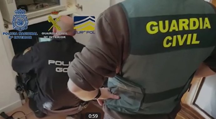 Agentes de la Policía Nacional y la Guardia Civil durante la operación.