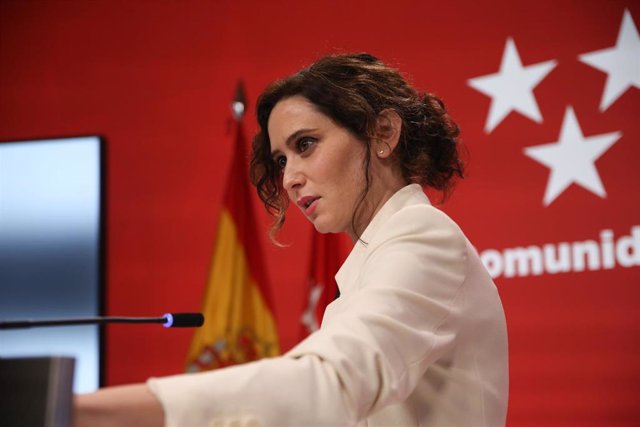 Archivo - La presidenta de la Comunidad de Madrid, Isabel Díaz Ayuso, en una rueda de prensa en la Real Casa de Correos