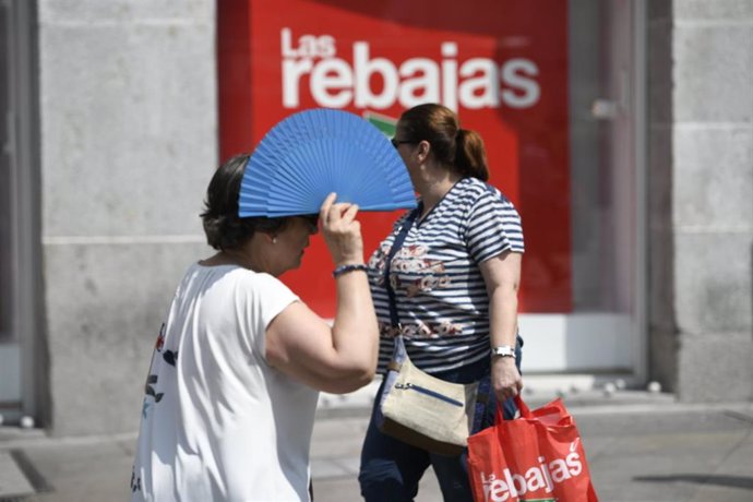 Archivo - Recursos de calor, verano, sol, buen tiempo, mujer con abanico, rebaja, rebajas