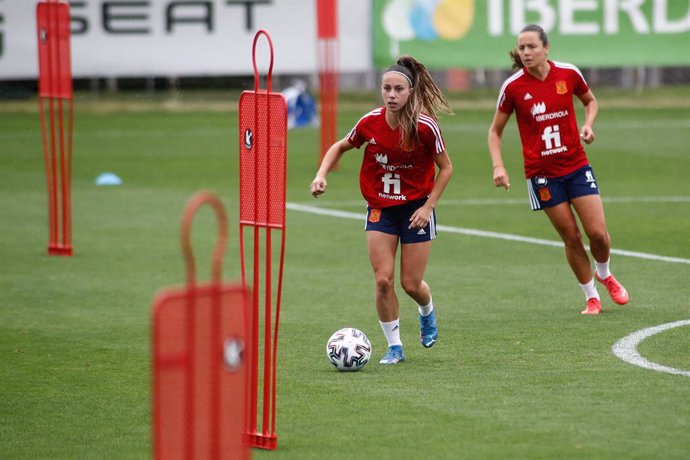 Archivo - Athenea del Castillo in action during a training session of Spain Women Team celebrated at Ciudad Del Futbol on september 14, 2021, in Las Rozas, Madrid, Spain.