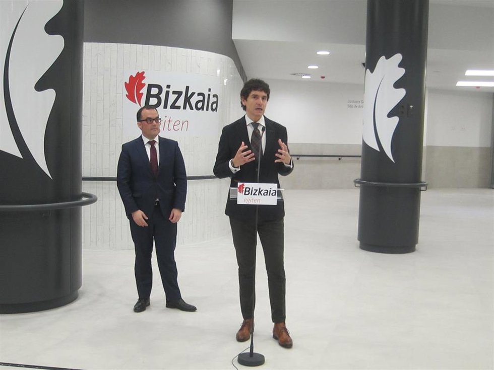 Archivo - Unai Rementeria y Sergio Murillo en el nuevo edificio Etxaniz, de Bilbao