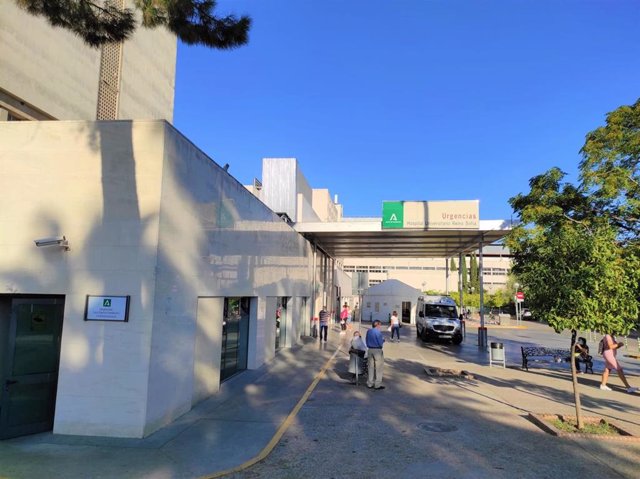 Archivo - Entrada a Urgencias del Hospital Universitario Reina Sofía de Córdoba