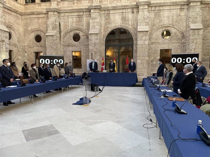 Sesión plenaria del Ayuntamiento de Burgos celebrada en el claustro del Monasterio de San Juan.