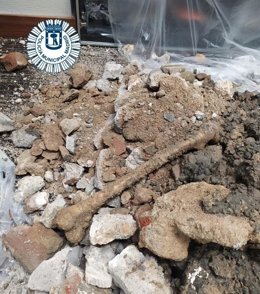 Hallan un fémur humano entre los escombros de una obra en el distrito Latina