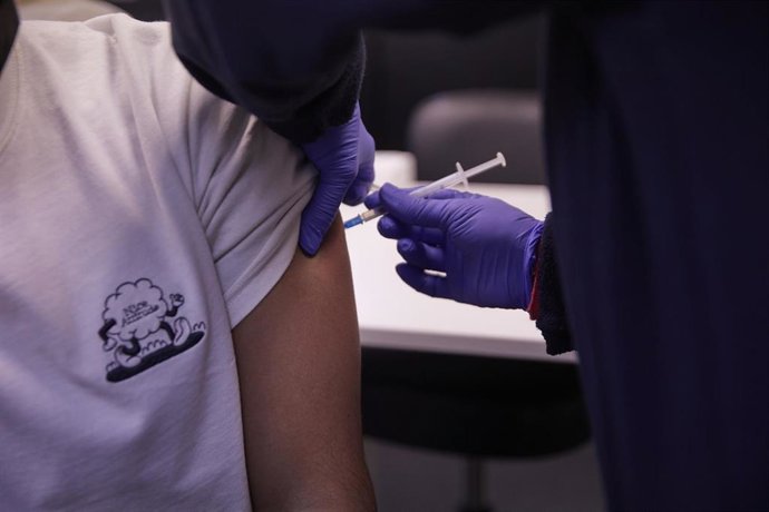 Detalle de una persona, de entre 18 y 29 años, recibiendo  la tercera dosis de la vacuna contra el Covid-19, en el Centro de Salud Pavones, a 3 de febrero de 2022, en Madrid (España). Hoy arranca, en la red de hospitales públicos de la Comunidad de Madr