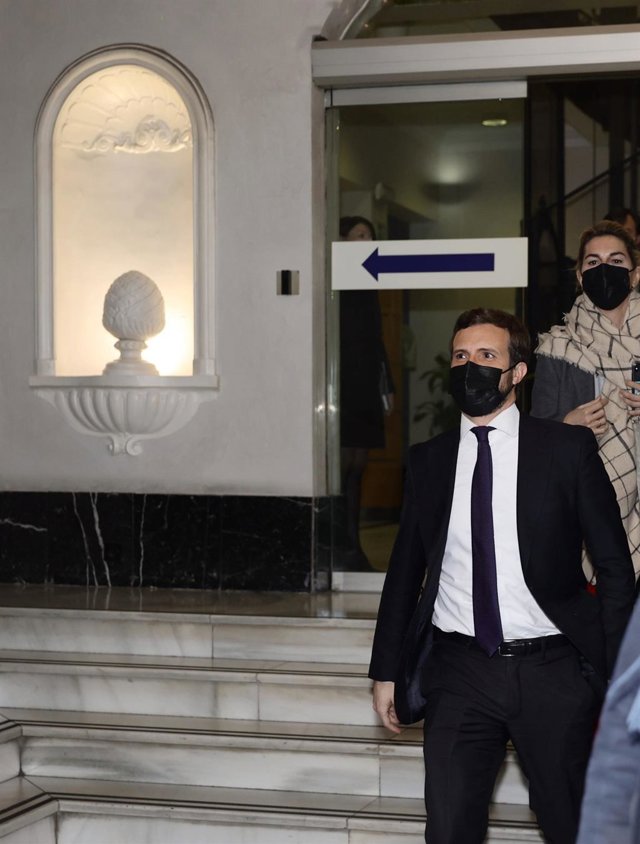 El líder del PP, Pablo Casado, a su salida de una entrevista radiofónica, a 18 de febrero de 2022, en Madrid (España). 