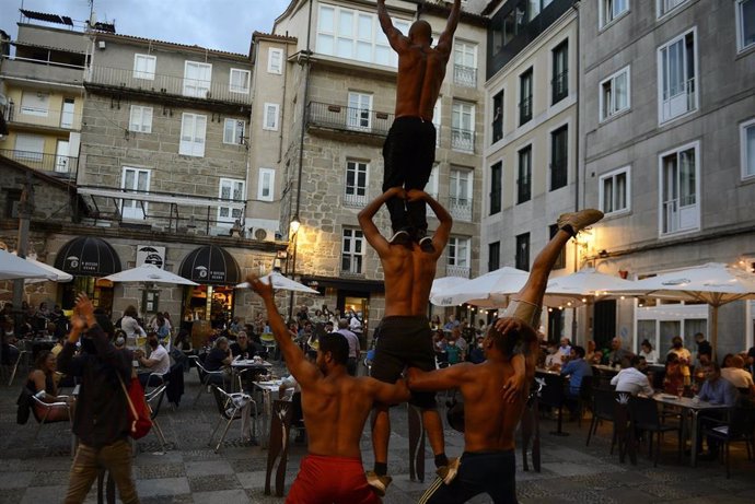 Archivo - Bares y restaurantes en el casco histórico de Ourense.