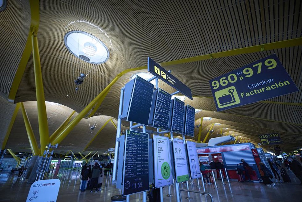 Archivo - Varios paneles de salidas en el aeropuerto Adolfo Suárez, Madrid-Barajas, a 5 de enero de 2022, en Madrid (España).