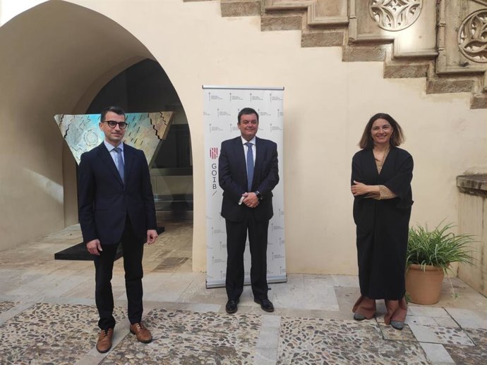 El conseller de Fondos Europeos, Universidad y Cultura del Govern, Miquel Company; el secretario general del Ministerio de Cultura y Deportes, Víctor Francos, y la directora general de Cultura, Catalina Solivellas, en Can n'Oleo.