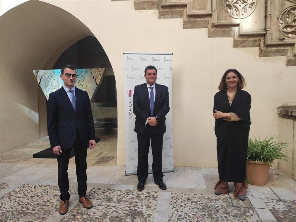 El conseller de Fondos Europeos, Universidad y Cultura del Govern, Miquel Company; el secretario general del Ministerio de Cultura y Deportes, Víctor Francos, y la directora general de Cultura, Catalina Solivellas, en Can n'Oleo.