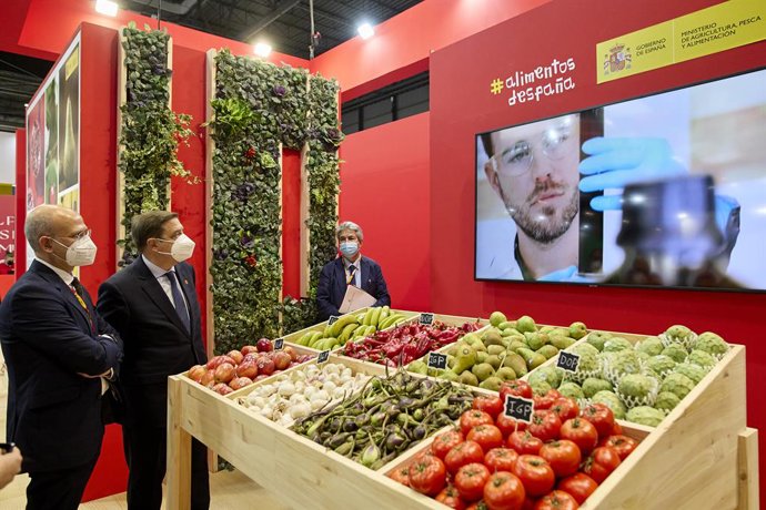 Archivo - El ministro de Agricultura, Pesca y Alimentación, Luis Planas (c), visita un stand de frutas y hortalizas en la inauguración de la Feria Internacional del Sector de frutas y Hortalizas 'Fruit Attraction 2021' en el Recinto Ferial de IFEMA-Madr