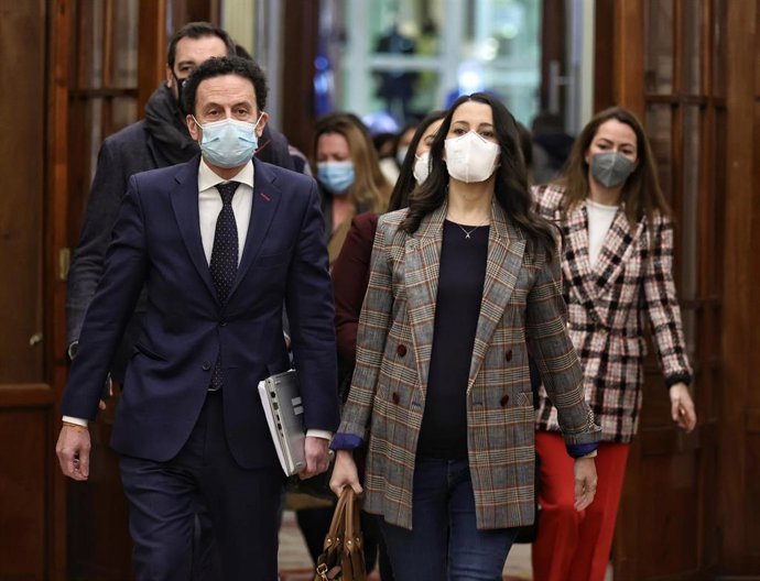 La presidenta de Ciudadanos, Inés Arrimadas, y el portavoz adjunto de la formación en el Congreso, Edmundo Bal, en el pasillo del Palacio del Congreso.