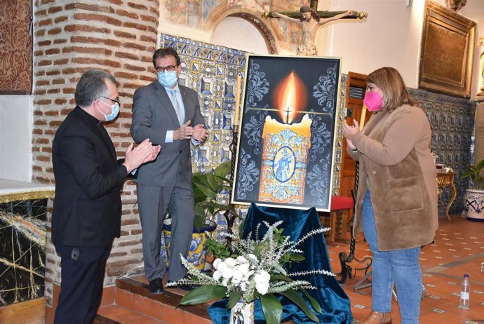 La alcaldesa de Talavera, Tita García Élez, presentando cartel de la Semana Santa