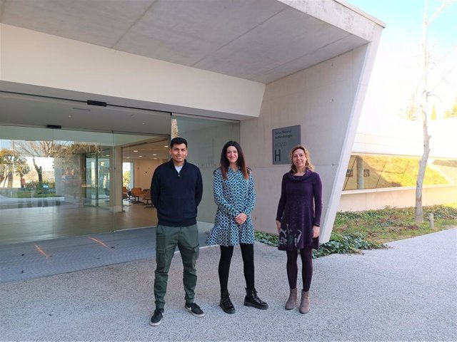 Daniel Valle, Amanda Fernández y Verónica Briz, en una de las entradas del Centro Nacional de Microbiología del ISCIII.