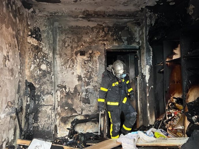 Herido un hombre de 79 años al incendiarse su casa llena de enseres en Getafe