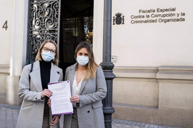 La portavoz de Unidas Podemos, Carolina Alonso, y la portavoz y secretaria de Vivienda de Podemos, Alejandra Jacinto, posan en la Fiscalía para registrar un escrito con los contratos realizados por el Gobierno de la Comunidad de Madrid durante la pandemia