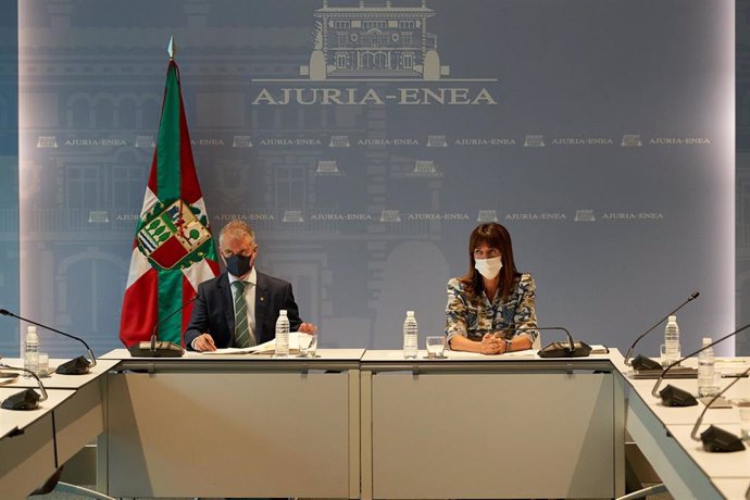 Archivo - El lehendakari, Iñigo Urkullu y la consejera de Trabajo, Idoia Mendia, en una reunión de la Mesa de Diálogo Social en la sede de Lehendakaritza, a 14 de septiembre de 2021, en Vitoria-Gasteiz, Euskadi