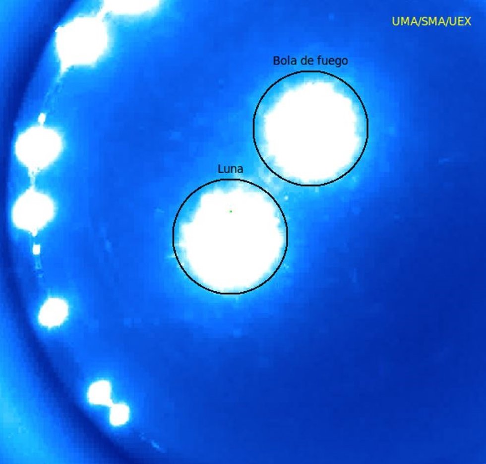 Último Fotograma Del Vídeo De La Estación De Sierra De Fuentes Donde Se Ve La Luna Llena Y La Bola De Fuego, Permitiendo Comparar Su Brillo