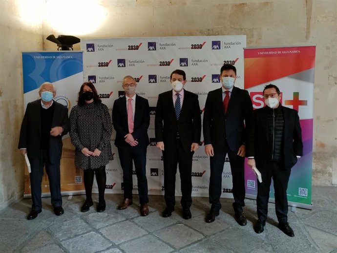 Fernández Mañueco, tercero por la derecha, junto al resto de autoridades en la jornada 'Nuevo Periodismo'.