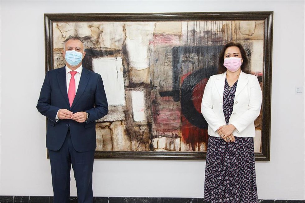 El presidente de Canarias, Ángel Víctor Torres, ha recibido en la mañana de este viernes, en la sede de Presidencia del Gobierno en Las Palmas de Gran Canaria, a la embajadora de España en la República Islámica de Mauritania, Miriam Álvarez de la Rosa