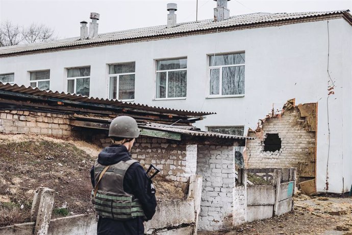 Un policía controla el área de la guardería atacada el jueves en Lugansk, Ucrania