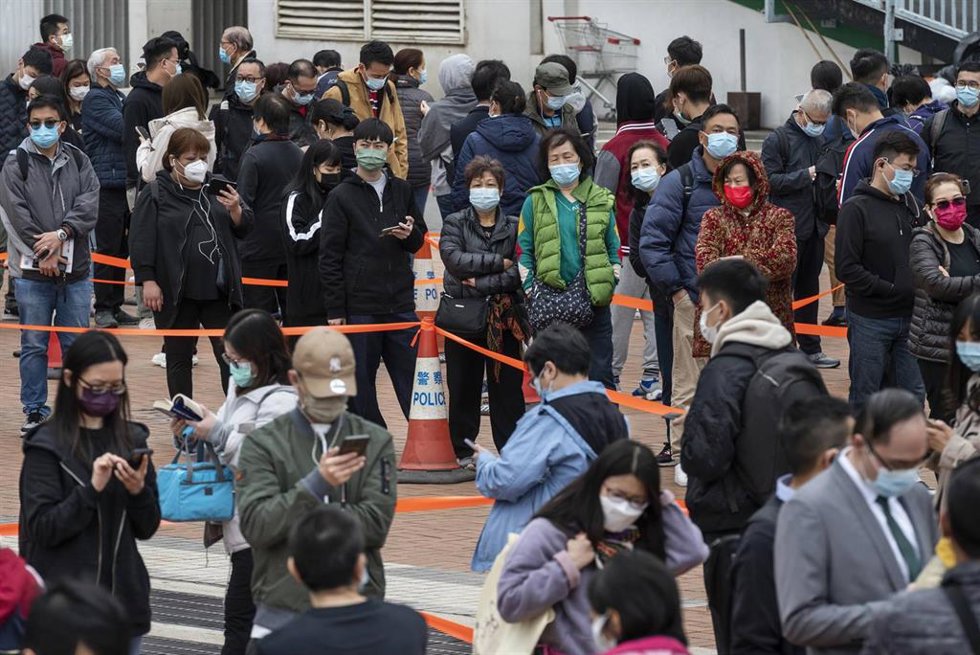 Colas para hacerse pruebas PCR en Hong Kong