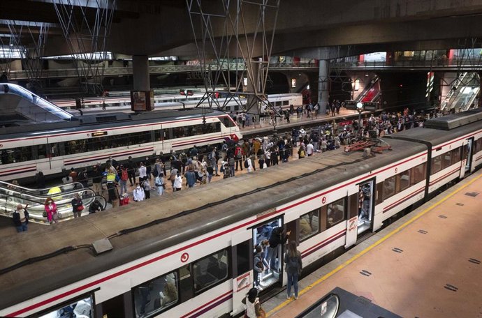 Archivo - Varios trenes de Cercanías en Madrid
