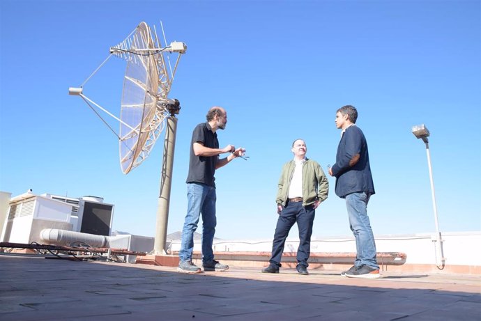 Los investigadores Manuel Prieto y José Luis Gómez Tornero junto al también miembro del proyecto Javier Bussons en el edificio I+D+i de la UPCT, cuya antena parabólica se sumará al proyecto de monitorización solar