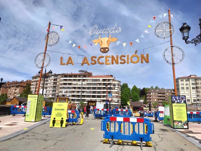 Archivo - Personas paseando en la Feria de la Ascensión en La Losa de Oviedo.