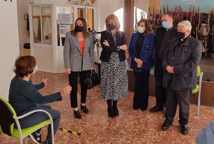 La delegada de Igualdad, Políticas Sociales y Conciliación en Cádiz, Ana Fidalgo, y el obispo, Rafael Zornoza, en el Centro de Participación Activa de San Fernando