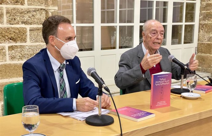 José Antonio Hernández Guerrero, junto al diputado de Bienestar Social, David de la Encina.