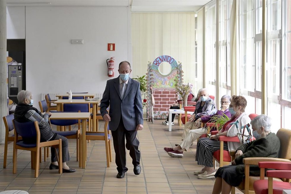 Archivo - Varias personas mayores en una residencia.