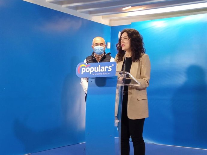 La secretaria general del PP de Baleares, Sandra Fernández, y el vicesetrario de Innovación, Vicent Roig.