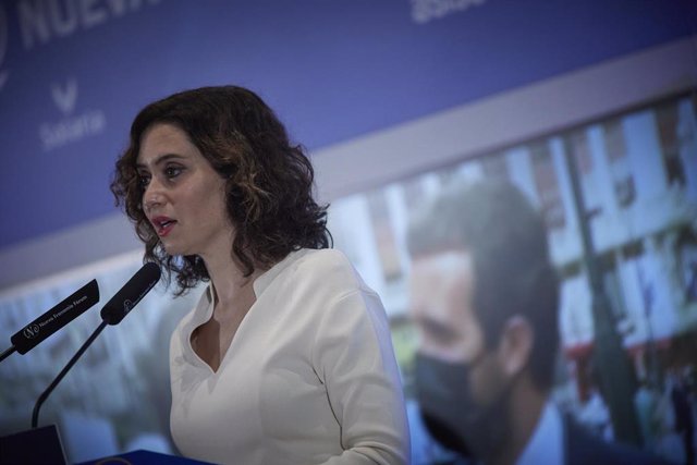 La presidenta de la Comunidad de Madrid, Isabel Díaz Ayuso, (con el líder del PP, Pablo Casado, en la pantalla) interviene en un desayuno informativo organizado por Nueva Economía Fórum