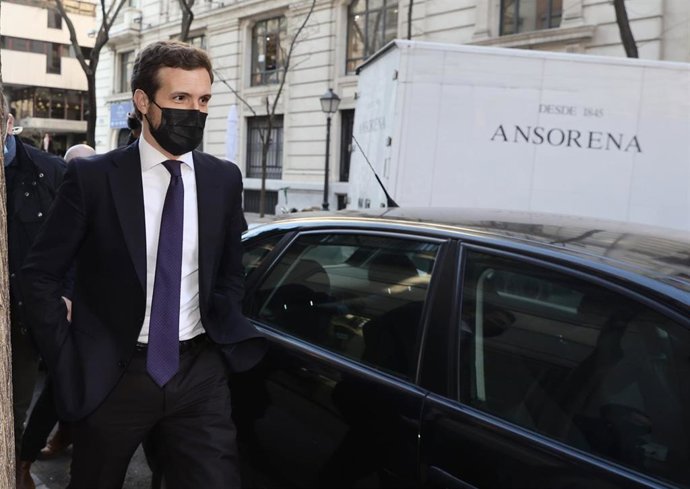 El líder del PP, Pablo Casado, a su salida de una entrevista radiofónica, a 18 de febrero de 2022, en Madrid (España). Casado reaparece en esta entrevista tras agravarse la guerra interna con la presidenta de la Comunidad de Madrid, y después de que la 