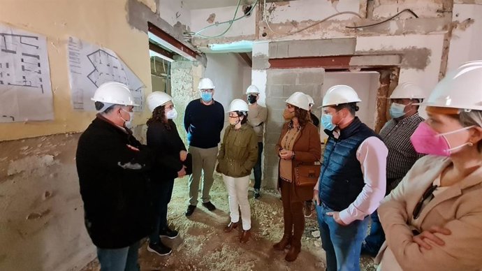 La consellera de Asuntos Sociales y Deportes, Fina Santiago, en una visita a las obras del centro de día de Porreres.